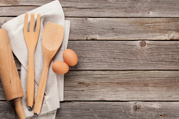 Utensílios de cozinha em mesa de madeira — Fotografia de Stock