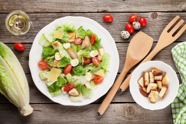 Frischer gesunder Salat und Weißwein — Stockfoto
