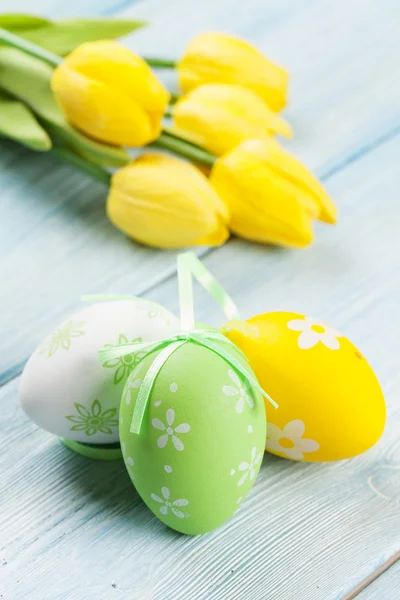 Cartão de Páscoa com ovos e tulipas amarelas — Fotografia de Stock