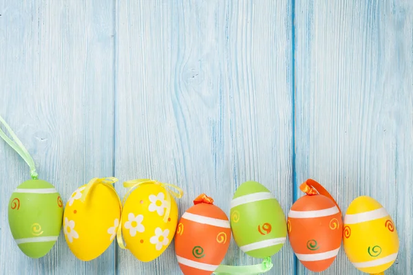 Oeufs de Pâques sur table en bois — Photo