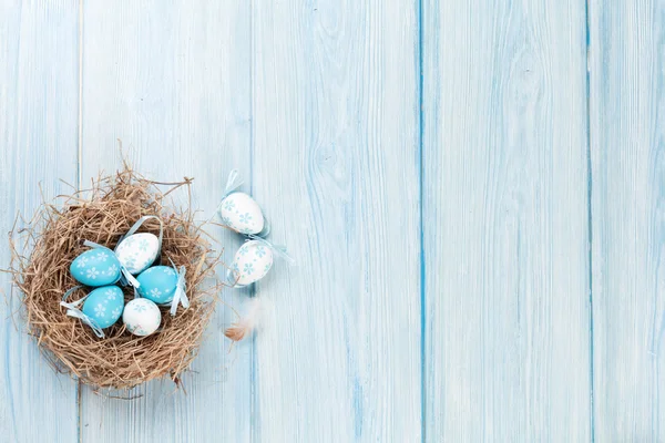 Osterhintergrund mit Eiern im Nest — Stockfoto