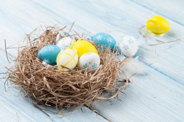 Paskalya kartı yuvaya renkli yumurta ile