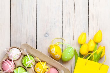 Renkli yumurtalarla Paskalya arkaplanı