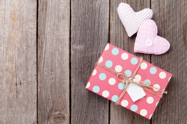 Corazones de San Valentín y caja de regalo —  Fotos de Stock