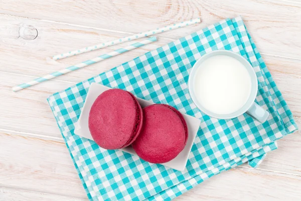 Macarons colorés et tasse de lait — Photo