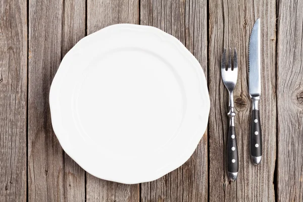 Empty plate and silverware — Stock Photo, Image