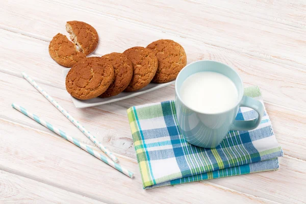 Cup of milk and gingerbread cookies — Stock Photo, Image