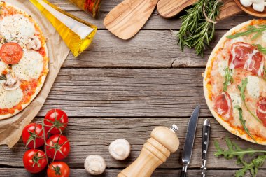Pizza ve malzemeler ahşap tablo
