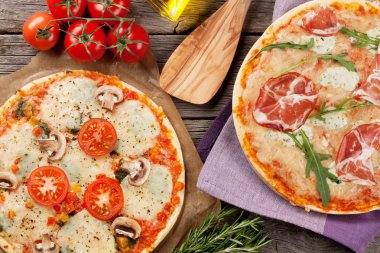 Pizza jambon, mozzarella ve domates ile