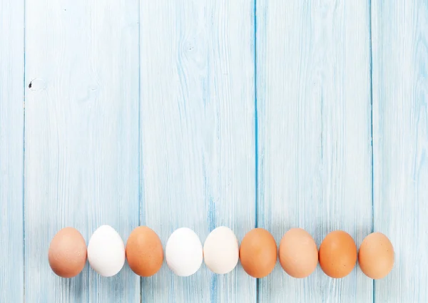 Eieren op houten tafel — Stockfoto