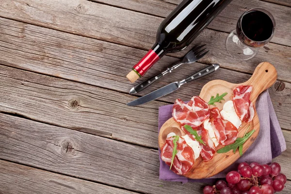 Parmská šunka a mozzarellou s červeným vínem — Stock fotografie