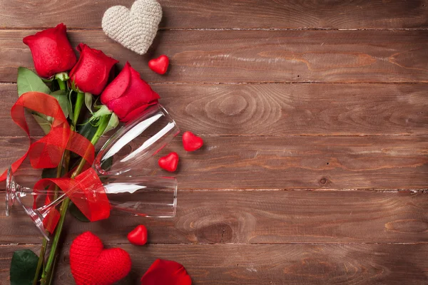 Red roses, hearts and champagne — Stock Photo, Image