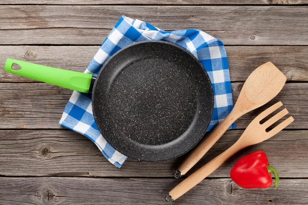 Kochutensilien auf Holztisch — Stockfoto