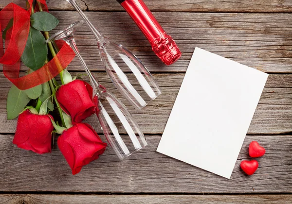 バレンタインの日カードと赤いバラ — ストック写真