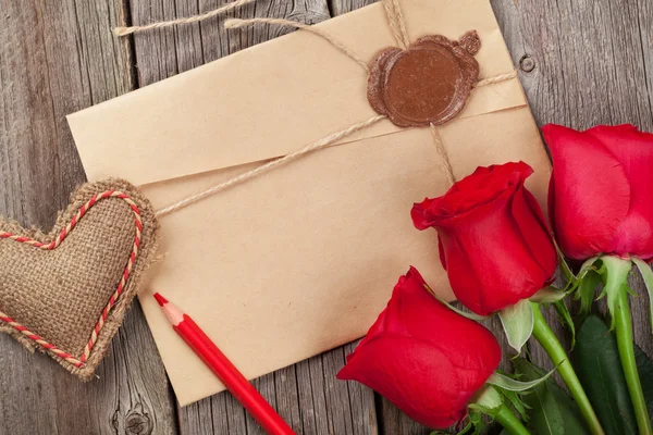 Lettera d'amore, rose rosse e cuore — Foto Stock