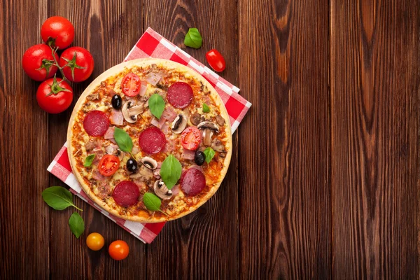Итальянская пицца с пепперони, помидорами, оливками — стоковое фото