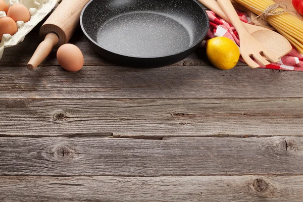 Utensílios de cozinha e ingredientes — Fotografia de Stock