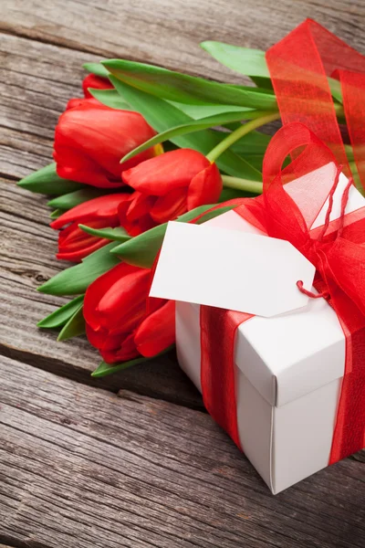 Caixa de presente do dia dos namorados e tulipas — Fotografia de Stock
