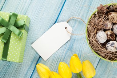 Paskalya yumurta ve Sarı laleler