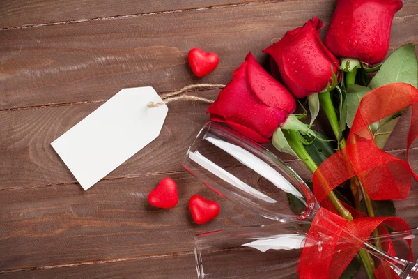 Valentines day red roses and champagne — Stock Photo, Image