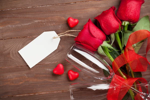 Dia dos namorados rosas vermelhas e champanhe — Fotografia de Stock