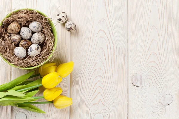Páscoa com ovos e tulipas amarelas — Fotografia de Stock