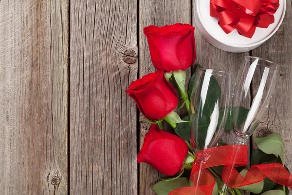 Dia dos Namorados presente, rosas e champanhe — Fotografia de Stock