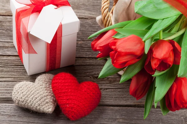 Rode tulpen en Valentijnsdag harten — Stockfoto