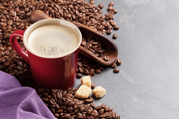 Xícara de café, feijão e açúcar mascavo — Fotografia de Stock