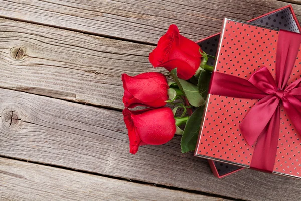 Rozen in de doos van de gift van de dag van Valentijnskaarten — Stockfoto