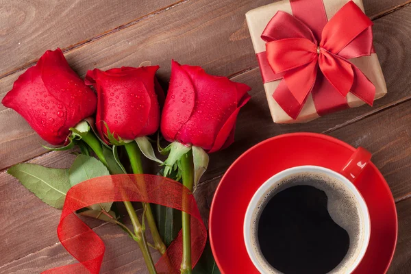 День Святого Валентина подарункова коробка і кава — стокове фото