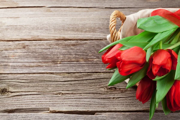 Tulipanes rojos en cesta —  Fotos de Stock