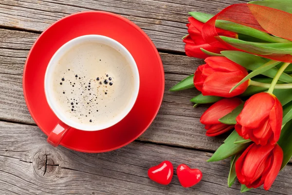 Red tulips and coffee cup — Stock Photo, Image