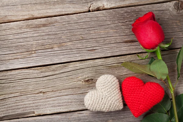 Rosa roja y corazones de San Valentín — Foto de Stock