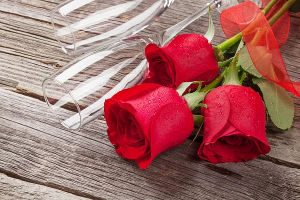 Dia dos namorados rosas vermelhas e champanhe — Fotografia de Stock