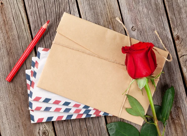 Valentines day letter and red rose — Stock Photo, Image