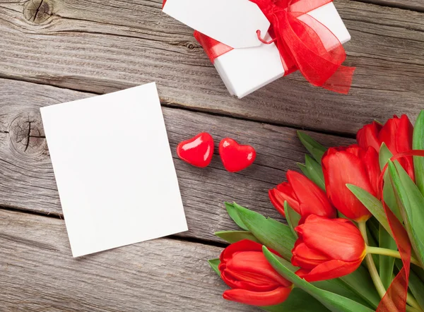 Tulipanes rojos, tarjeta de San Valentín — Foto de Stock