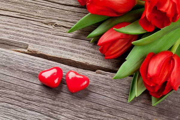 Tulipes rouges et cœurs de bonbons — Photo