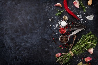 Çeşitli otlar ve baharatlar.