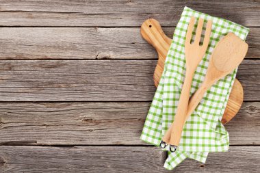 ahşap masa üzerinde mutfak aletleri