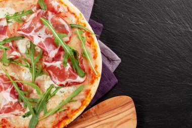 Pizza jambon ve mozzarella ile