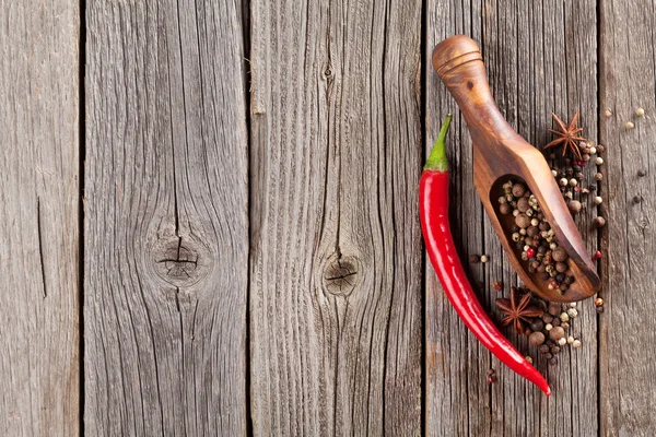 Épices sur table en bois — Photo