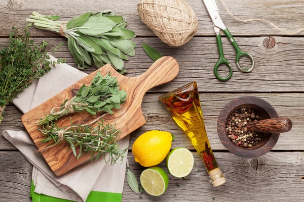 Fresh garden herbs and condiments — Stock Photo, Image