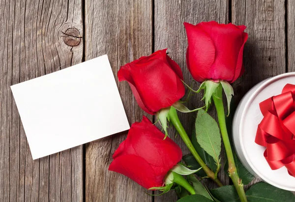 Rosas rojas y tarjeta de felicitación del día de San Valentín — Foto de Stock