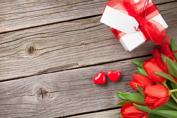 Czerwone tulipany i serca cukierków Valentine's day — Zdjęcie stockowe