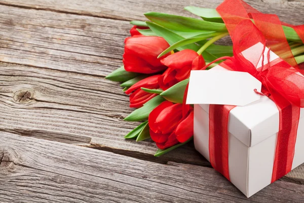 Czerwone róże i prezent Walentynki — Zdjęcie stockowe
