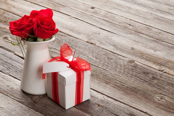 Rosas vermelhas e presente do dia dos namorados — Fotografia de Stock