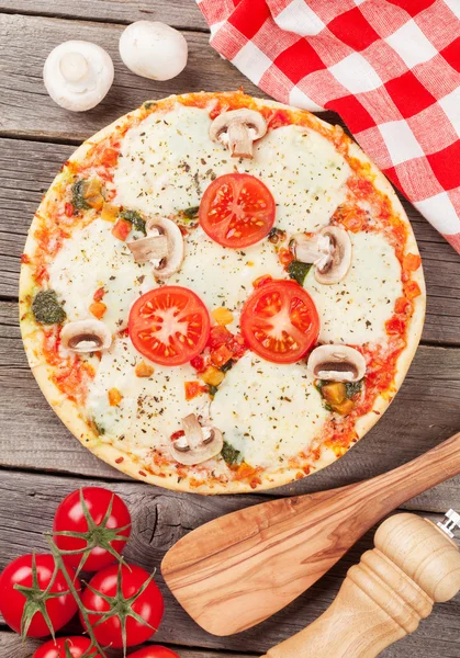 Pizza con tomates y setas —  Fotos de Stock
