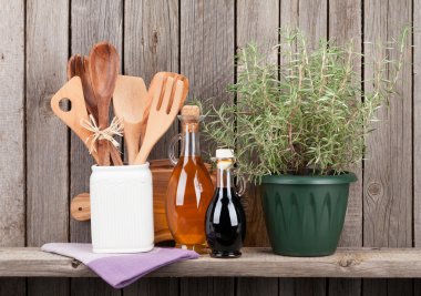 Mutfak eşyaları, otlar ve baharatlar