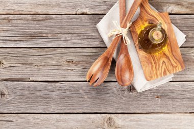 Mutfak aletleri ve zeytin yağı